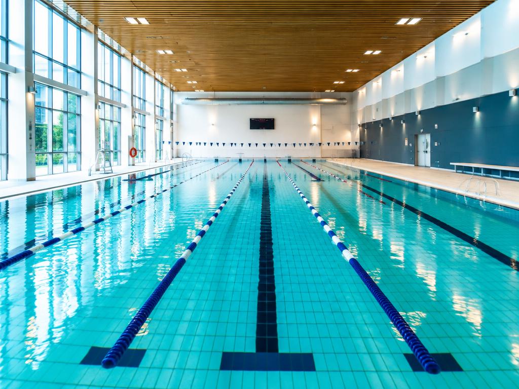 Schwimmbecken mit Bahnen