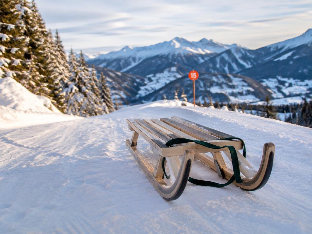 Holzrodel auf einer verschneiten Rodelbahn
